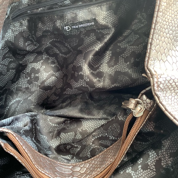 Leather silver New Direction purse in great shape - Picture 5 of 5